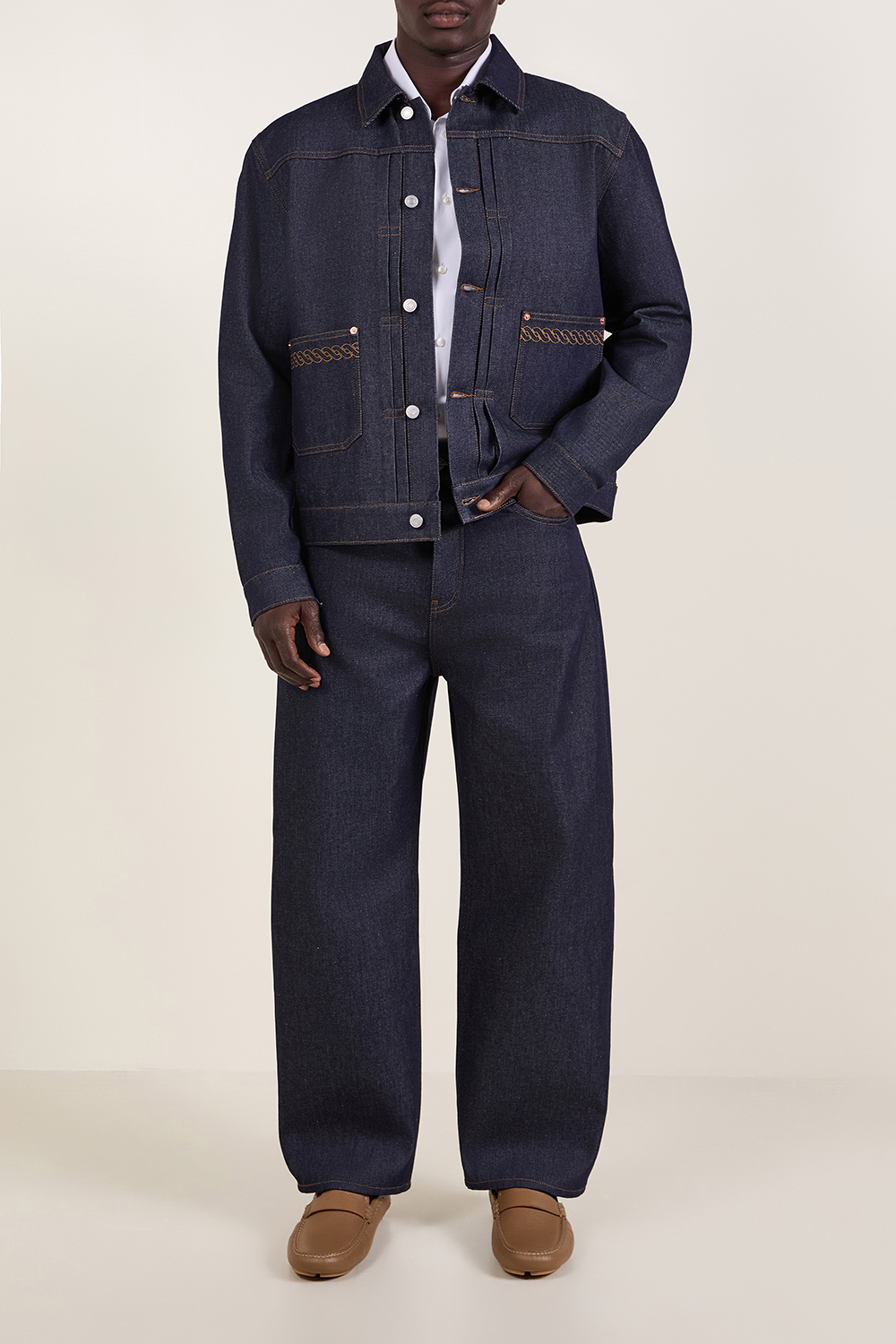 מכנסי גינס בגזרת באגי